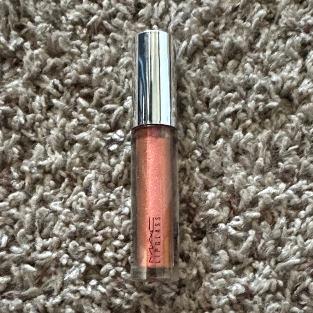 MAC Lipglass in Caketop